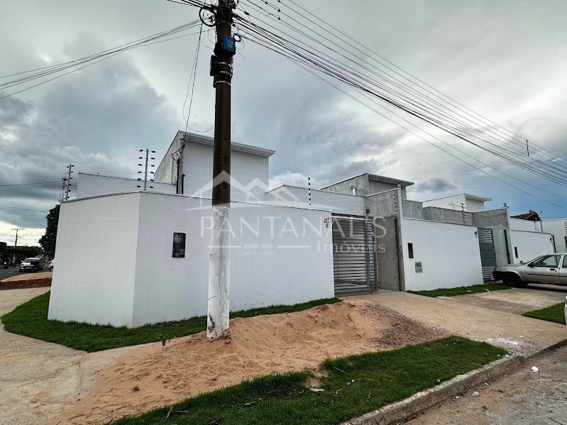 Três casas disponíveis no Jardim Santa Fé