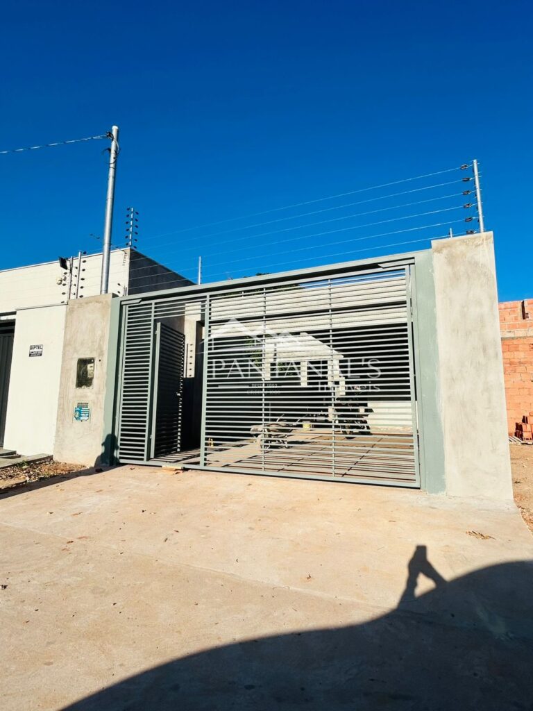 Duas casas à venda no Parque Sagrada Família