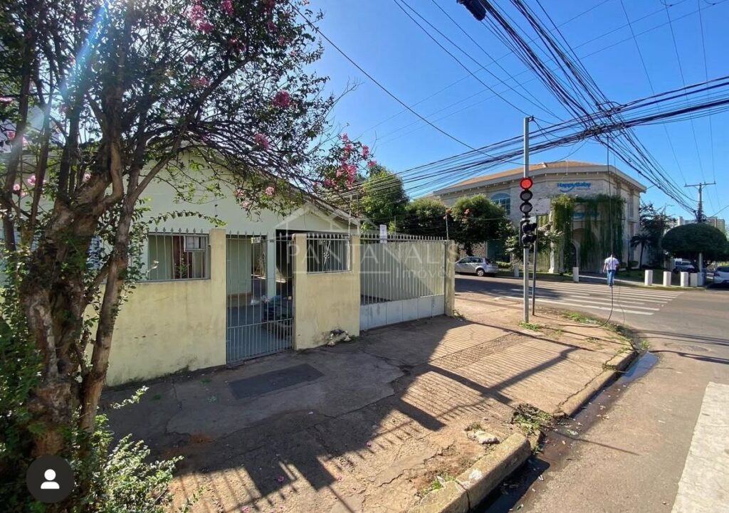 Terreno de esquina à venda no centro