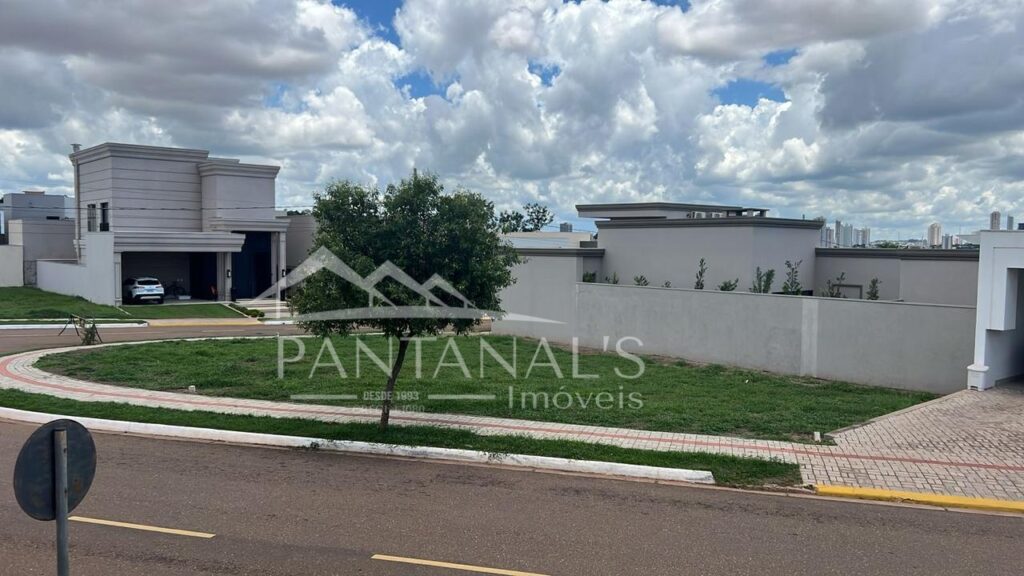 Terreno de esquina disponível para venda no Condomínio Villa Toscana