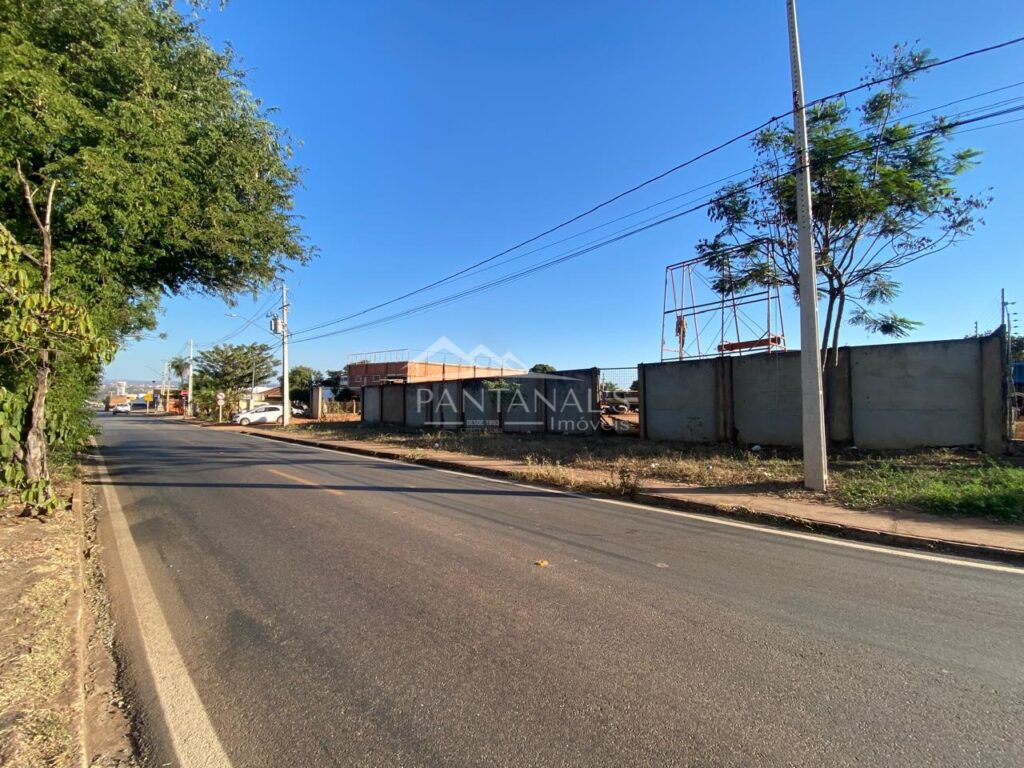 Terreno disponível para venda com frente para a BR 364