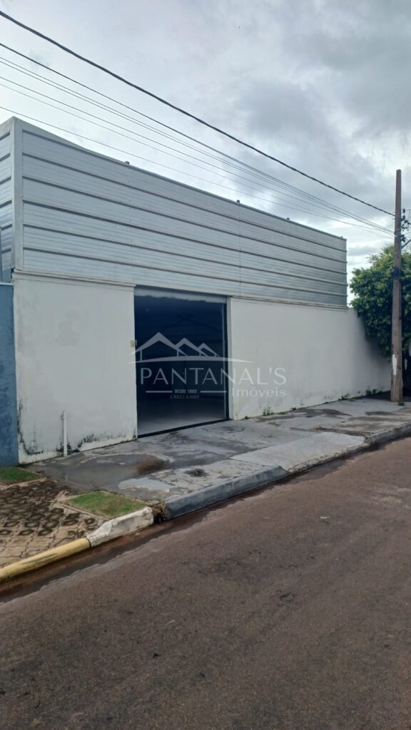 Barracão comercial disponível para locação no Bairro Parati