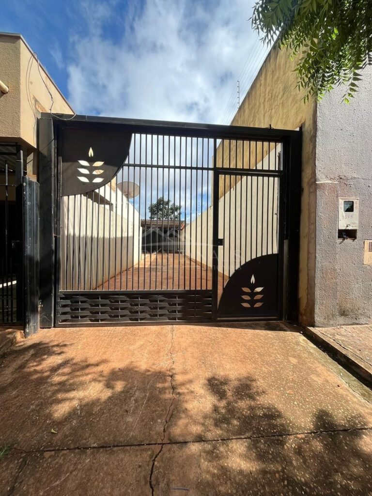 Casa e barracão para locação no Parque Sagrada Família