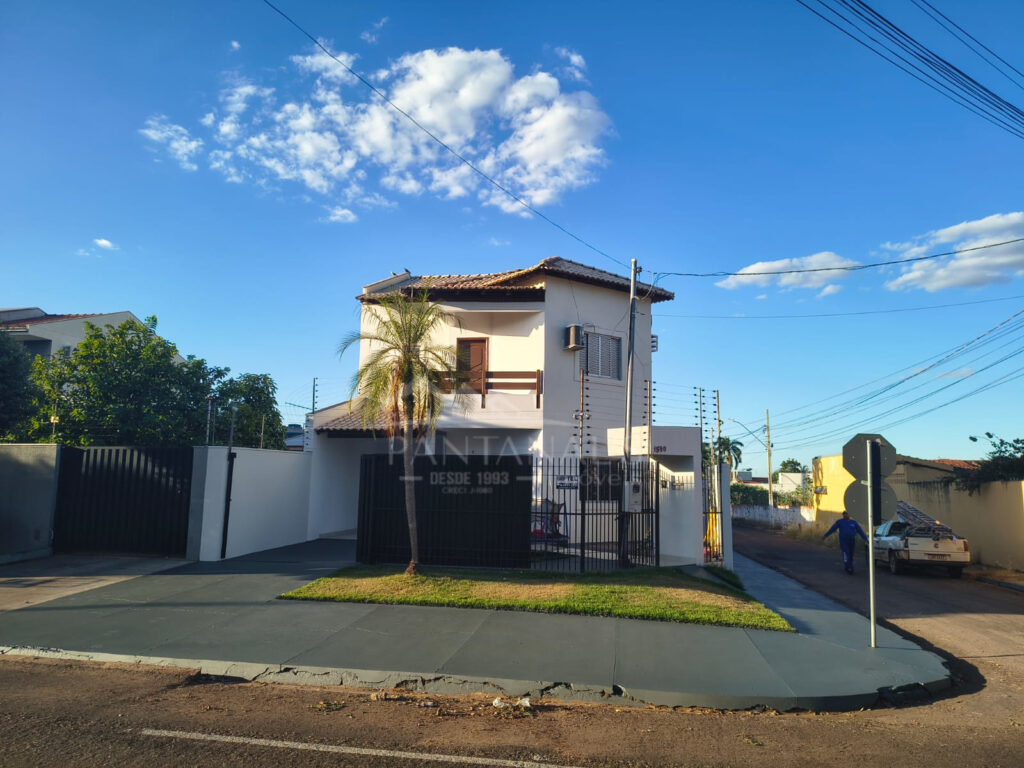 Vendo Casa com potencial residencial e comercial (imóvel de esquina)