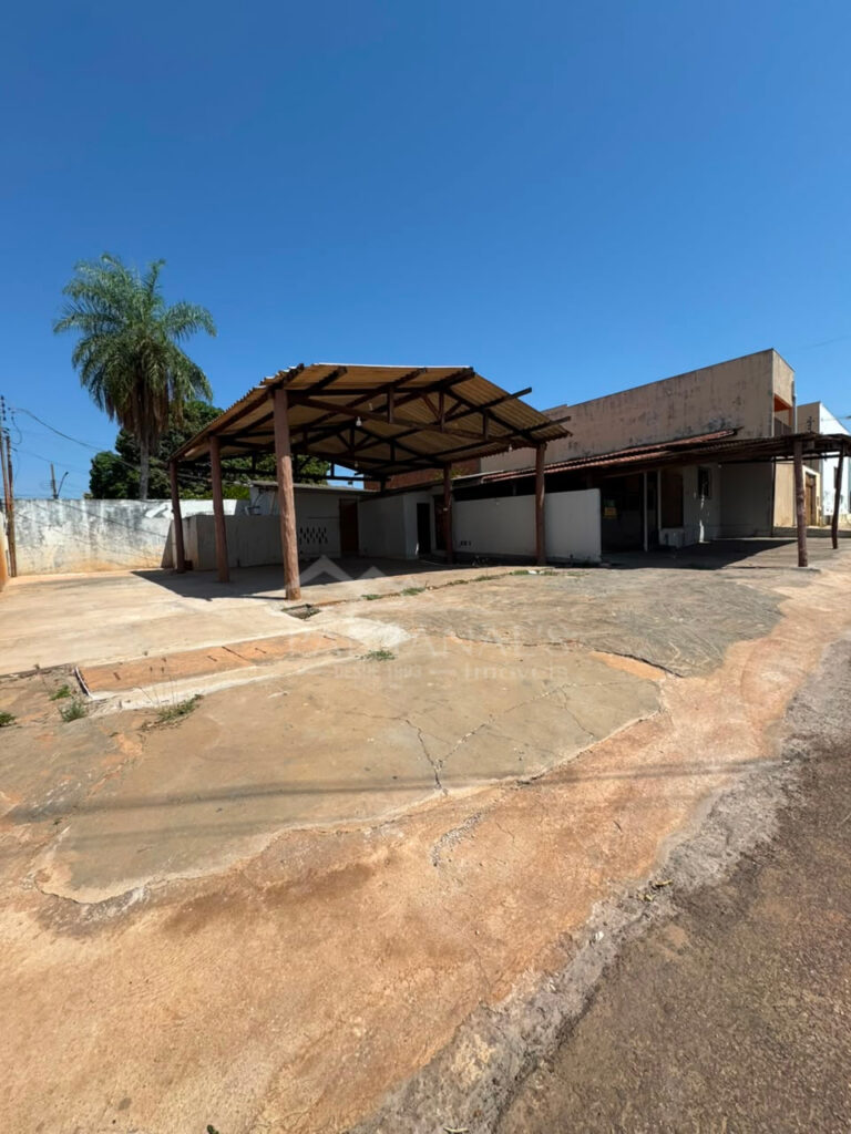 Vende-se Terreno com Barracão